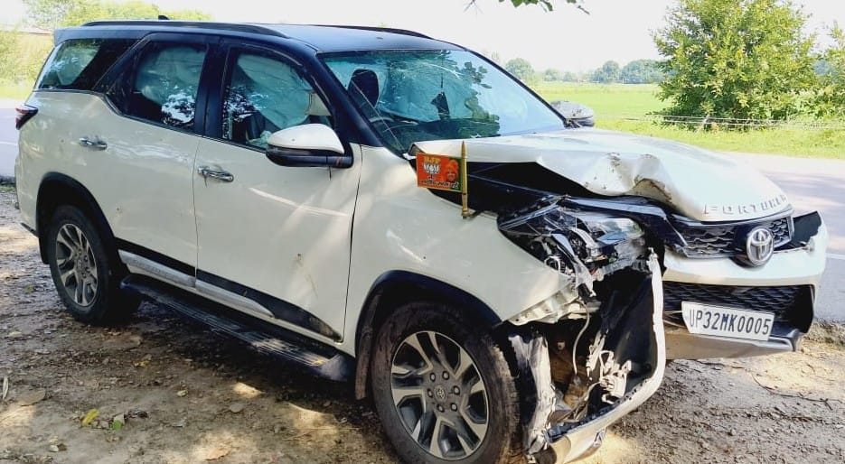 Fortuner collided with tree, five injured including BJP leader