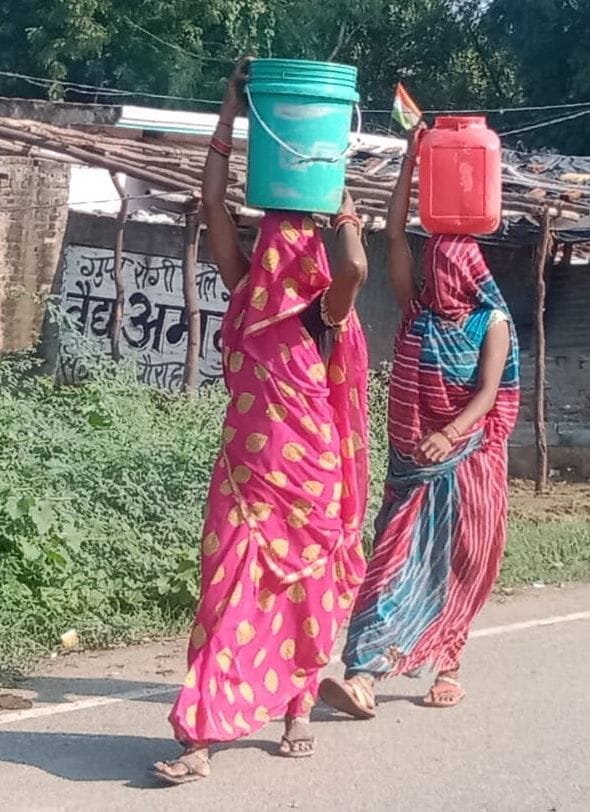 Banda: Pipeline broken, villagers bringing drinking water from Baram Baba from three km away
