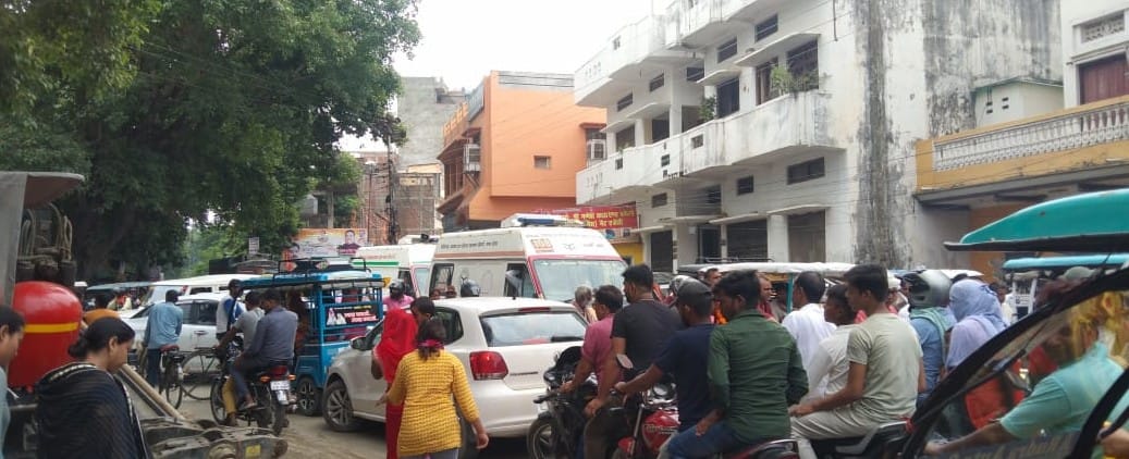 City stuck in jam, ambulance stuck