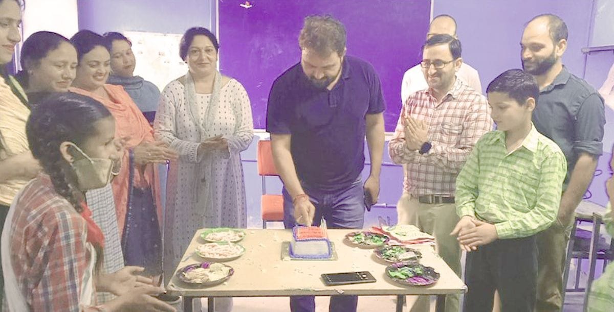 Teacher's day celebrated by cutting cake in school