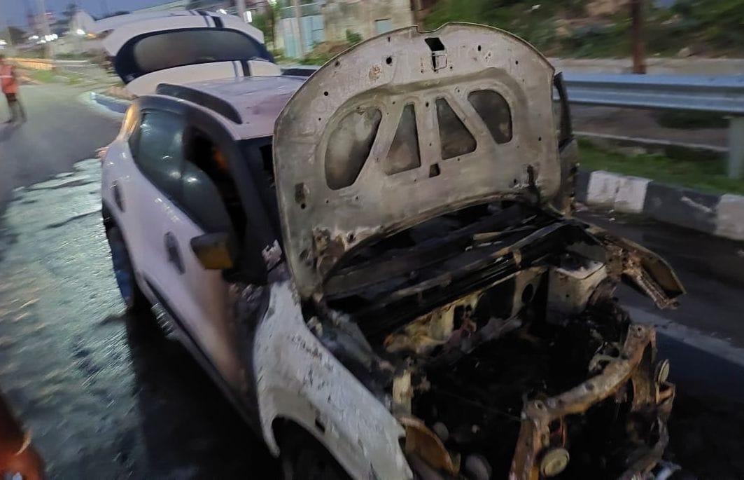 Kanpur Dehat: Fire in the car due to short circuit on the highway, Agra resident doctor narrowly survived