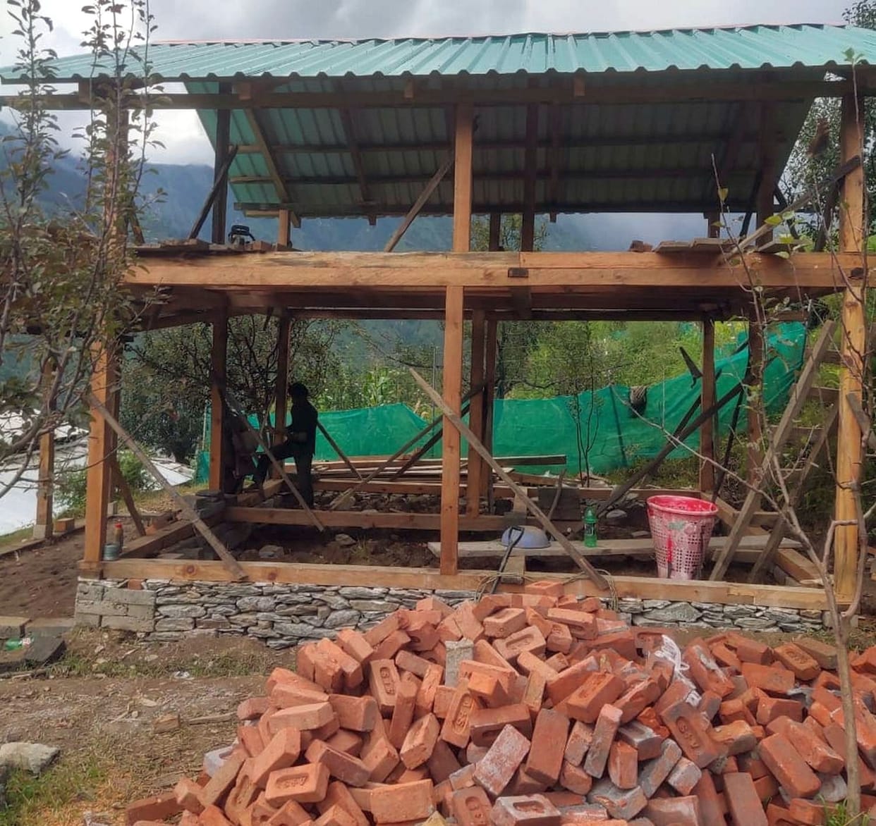 Disaster affected kiosks of Dhara village, days are being cut in tents and neighbors' houses