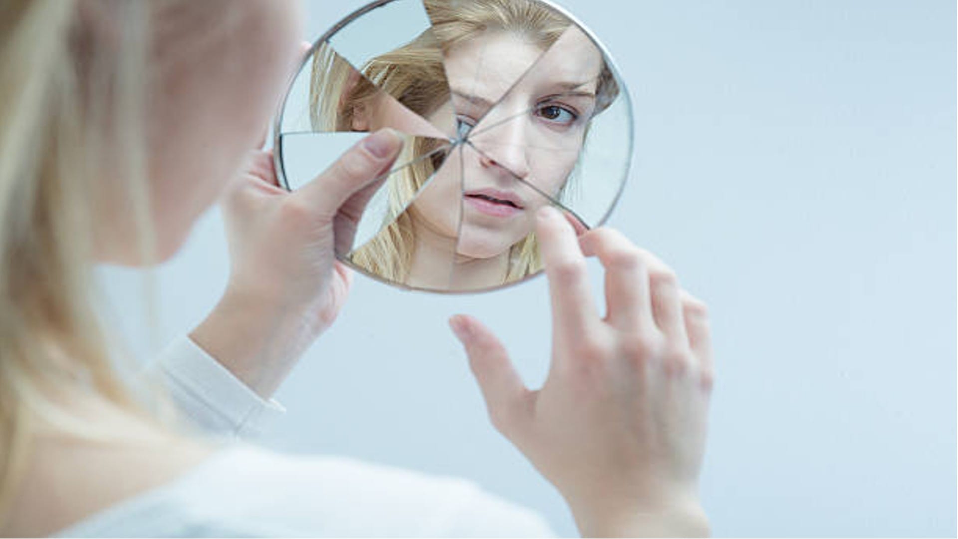 Broken Mirror Seen in Dream Know Its Significance According to Swapna Shastra in Hindi