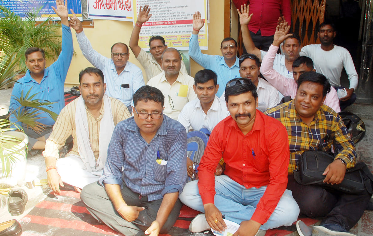 Agents protest at LIC office