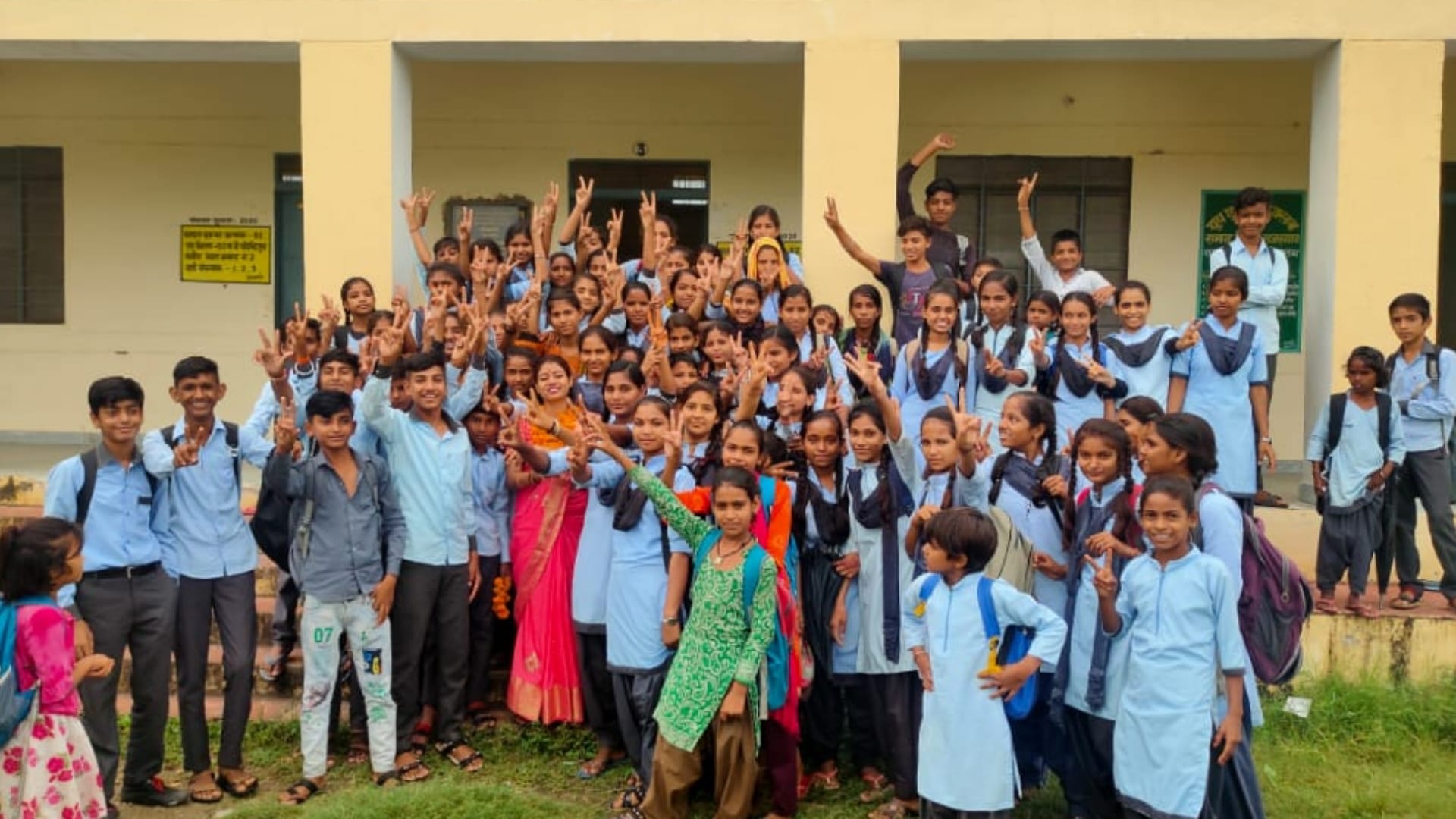 Students cried over transfer of teacher in Deoli of Tonk