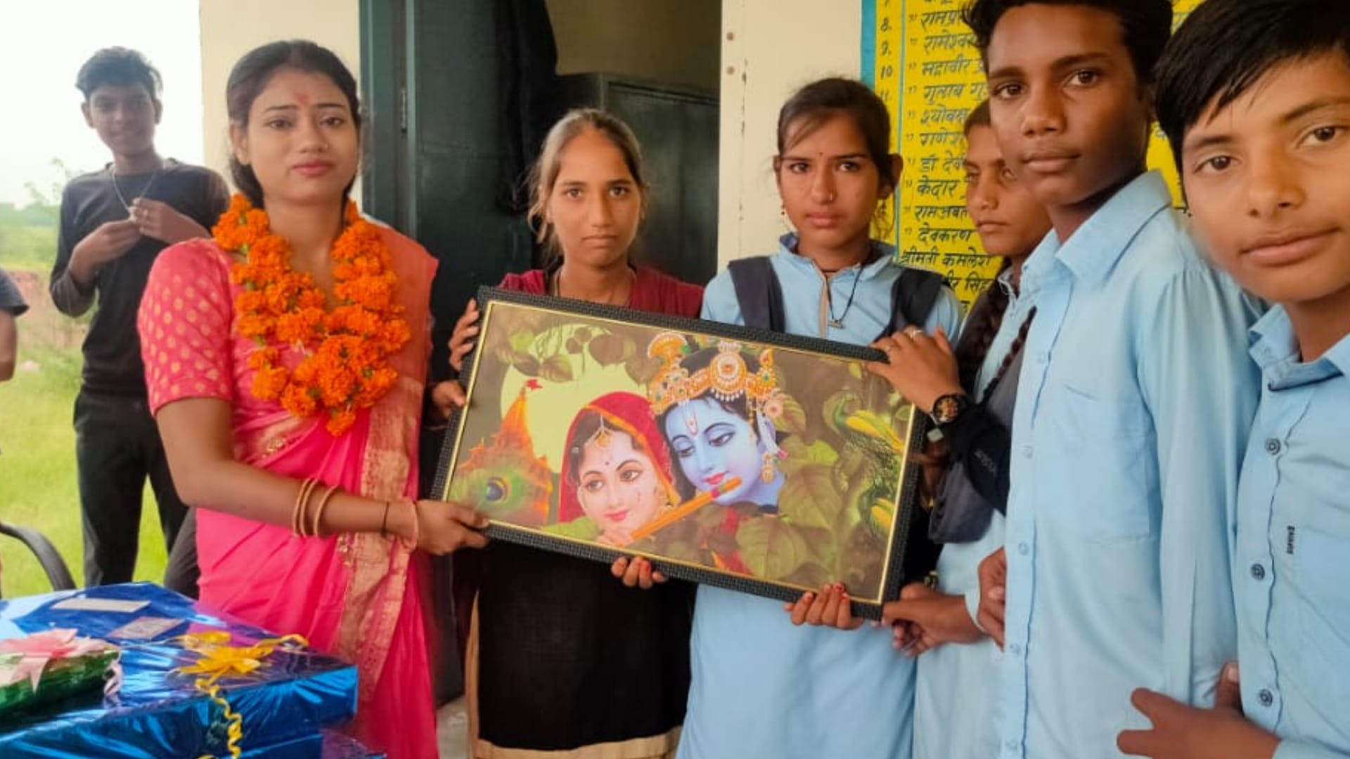 Students cried over transfer of teacher in Deoli of Tonk