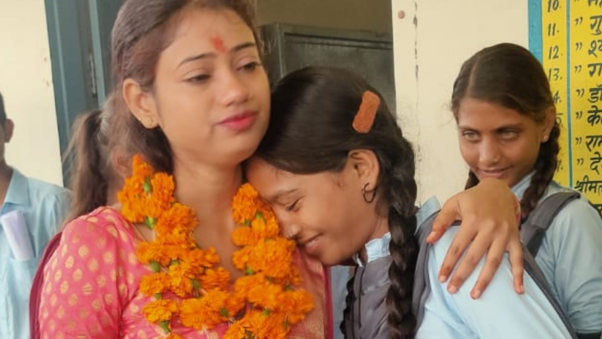 Students cried over transfer of teacher in Deoli of Tonk