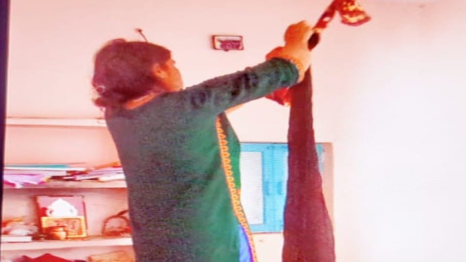 woman committed suicide by hanging her husband making videos did not try to save in Agra