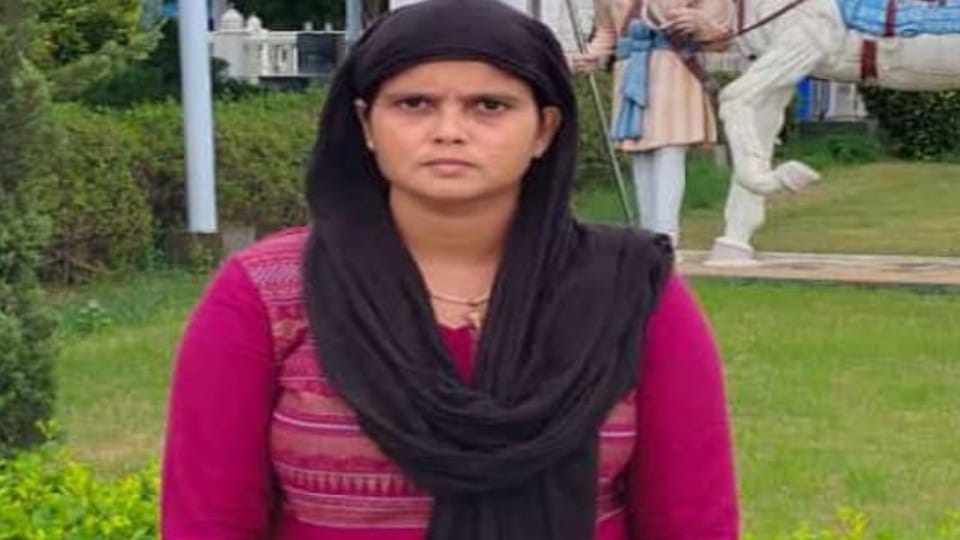 woman committed suicide by hanging her husband making videos did not try to save in Agra