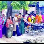 पर्चा बनवाने के लिए धूप में खड़ी महिलाएं
