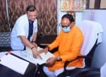 फोटो-25- संडीला सीएचसी के निरीक्षण में डाक्टर शरद वैश्य से जानकारी लेते डिप्टी सीएम बृजेश पाठक