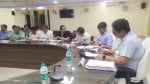 कलेक्ट्रेट सभागार में विकास कार्यों की समीक्षा करते नोडल अधिकारी पी.गुरुप्रसाद। संवाद