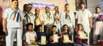 खिरनी गेट दिगम्बर जैन मंदिर में छात्र छात्राओं का सम्मान करते पदाधिकारी।