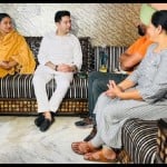 अर्शदीप के माता-पिता से बात करते सांसद राघव चड्ढा और मंत्री अनमोल गगन मान।