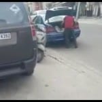मर्सिडीज कार में गेहूं रखता रमेश सैनी।
