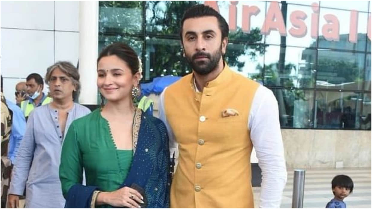 alia bhatt in green anarkali kurta and gajra look beautiful visiting ujjain