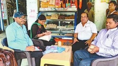 अंबेडकरनगर जिला मुख्यालय पर जांच अभियान चलाती खाद्य विभाग की टीम।