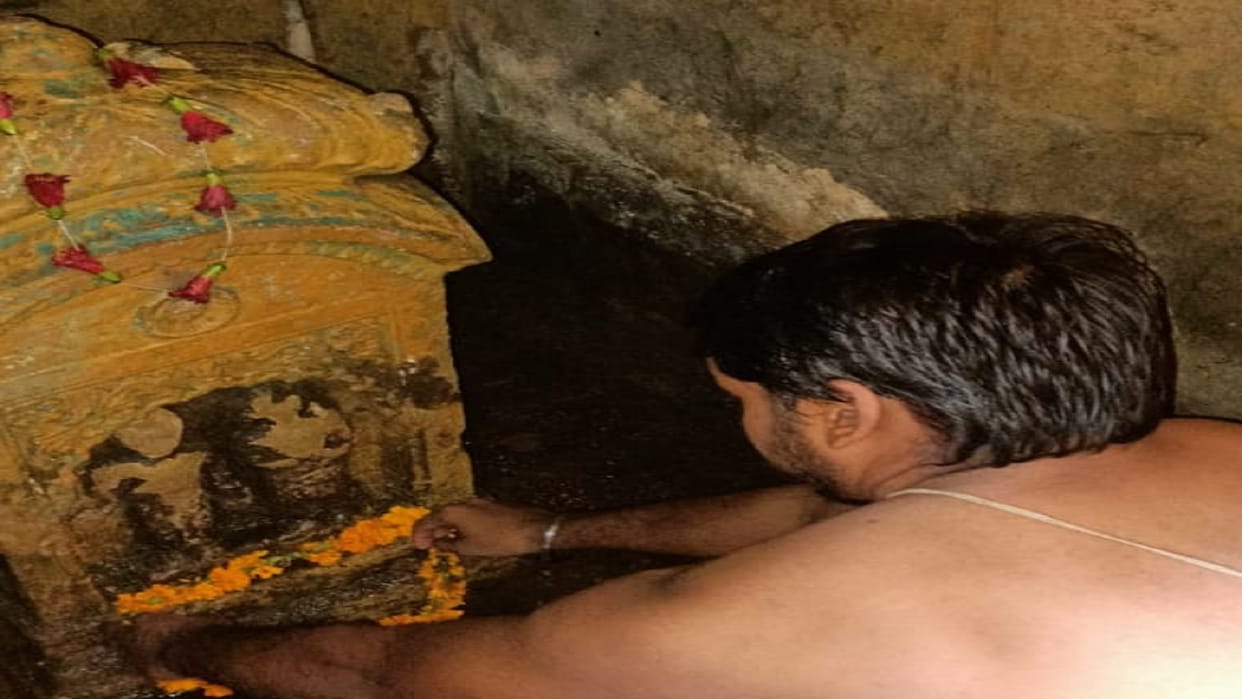 Cleanliness of the ancient Mata Sati temple going extinct in varanasi