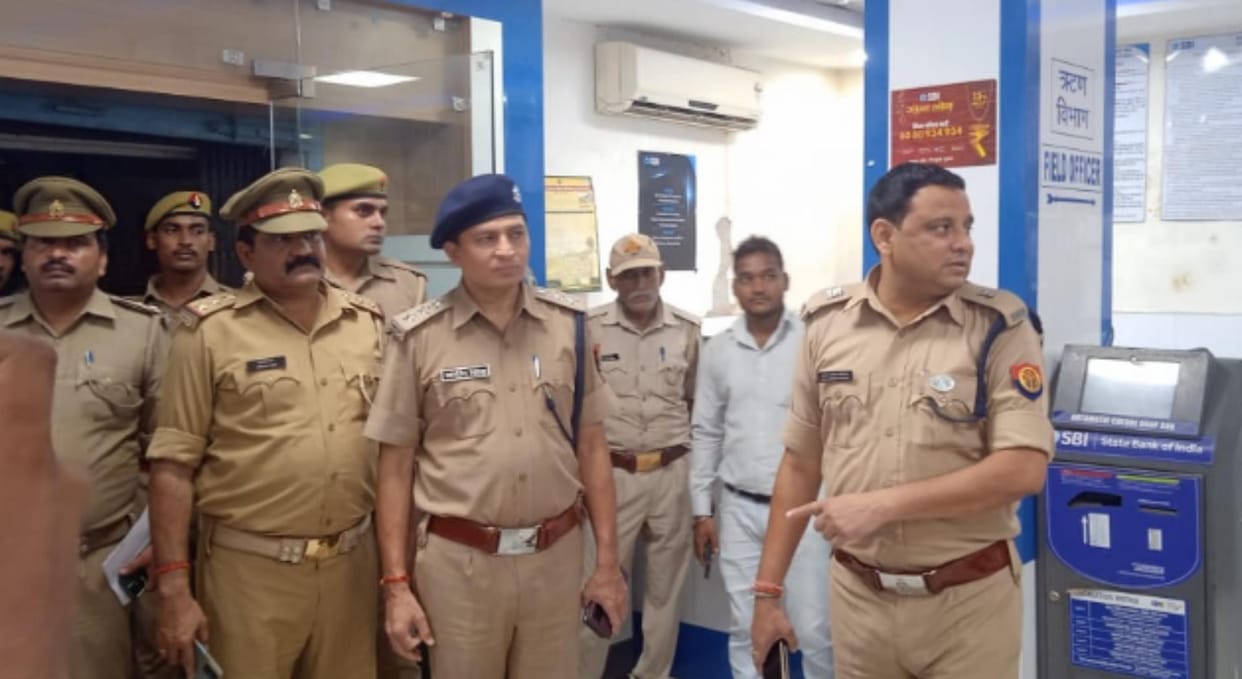 Ayodhya News: Rs 20 lakh stolen from cashier's cabin in State Bank of India, sensational revelation in CCTV