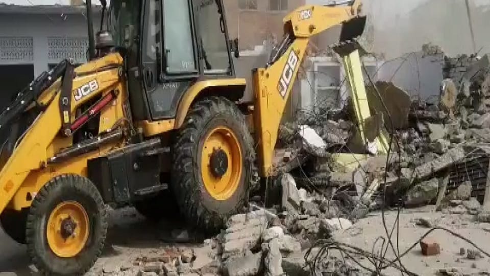 dilapidated building in Daraganj was demolished, a two-storey building was demolished in four h