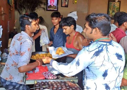 complaint in cm helpline if bowl and spoon were not found for packing samosas in chhatarpur