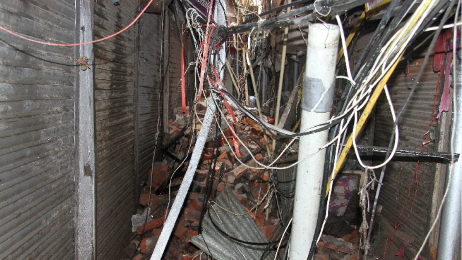 Delhi chandni chowk fire incident power of building was cut off, then how did the fire start