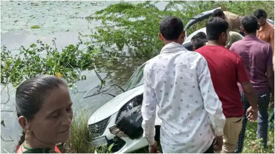 Dumper Hit Car In Banswara Three Including Bank Manager Died