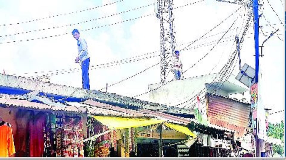 High tension wire fell again in the main market in mirahachi etah news