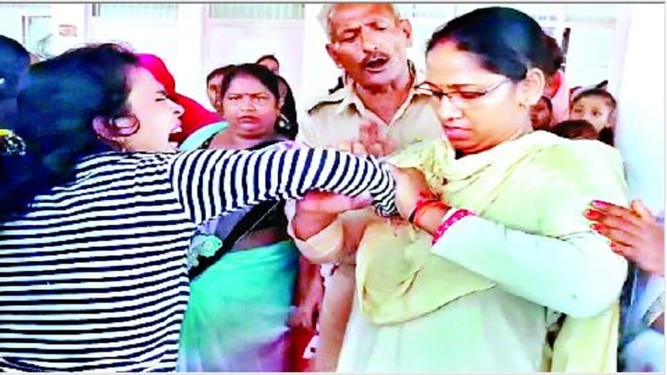 female attendant beat up the home guard in Sau Shaiya Hospital Firozabad