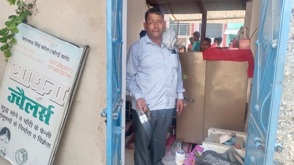 Theft in five shops including one jewelery in Firozabad