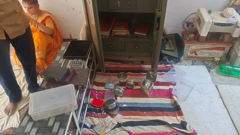 Theft in five shops including one jewelery in Firozabad