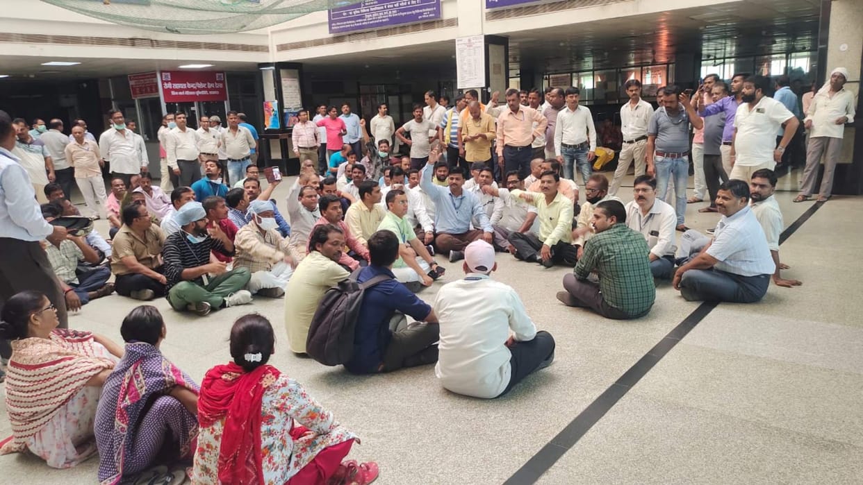 Employees locked OPD in KGMU Lucknow.