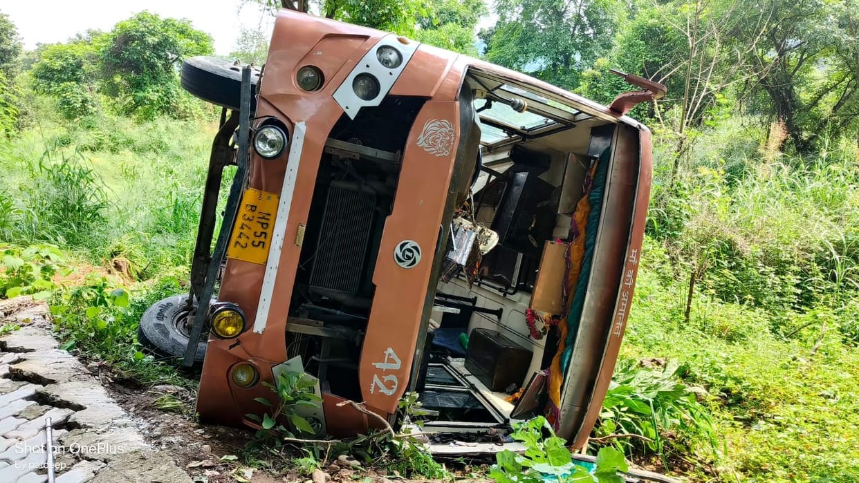 Private bus overturned uncontrollably, minor injuries to passengers
