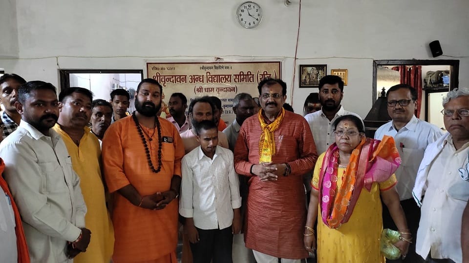 Minister Of State Raghuraj Singh Worshiped At anke bihari mandir In Mathura