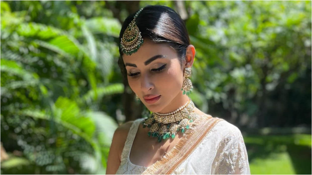 mouni roy twirling in white lehenga take pics clicked by patidev suraj nambiar