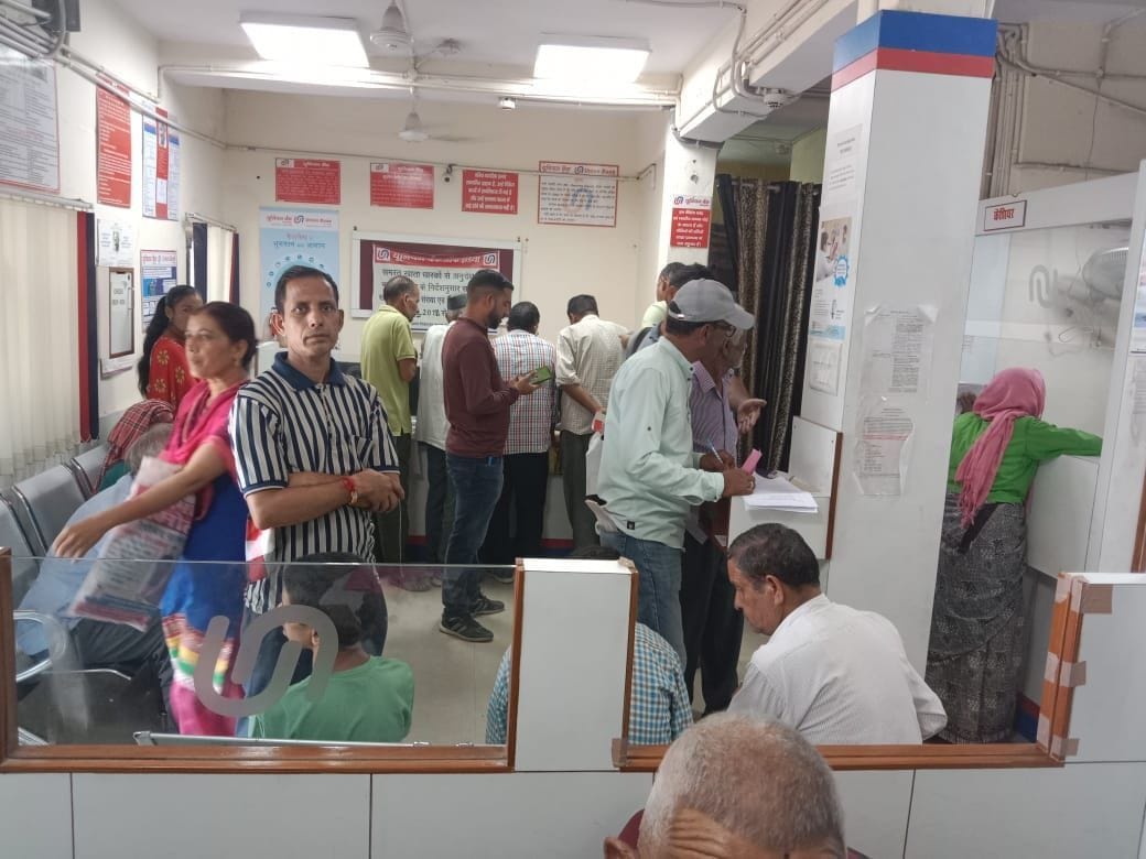 Bank cashier arrested for embezzlement