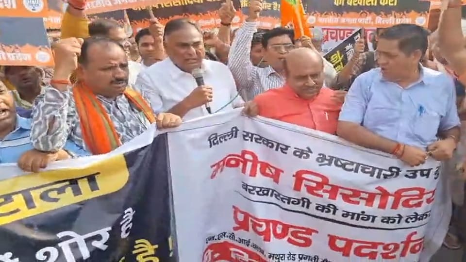 BJP leaders on the road protested demanding the sacking of Deputy Chief Minister manish Sisodia