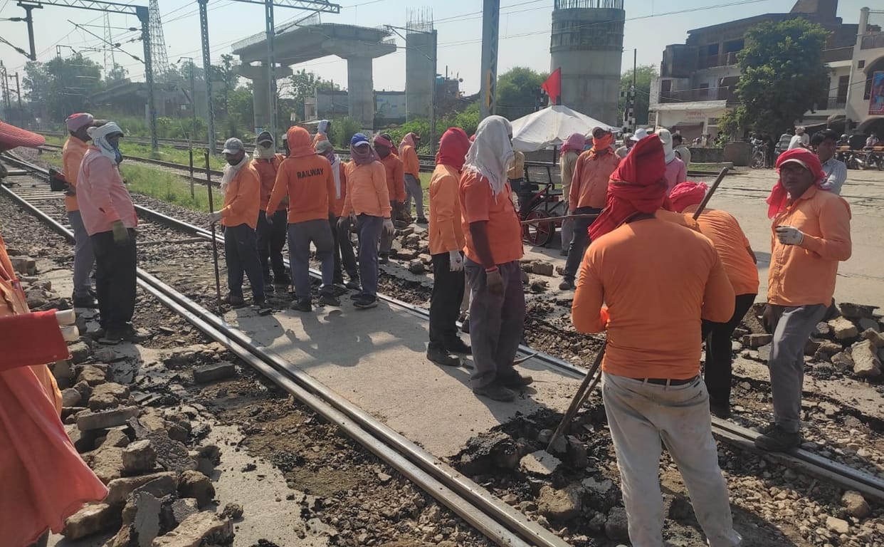 Kanpur Dehat: Railway crossing in Rura remained closed for the whole day, people came out after circling ten km