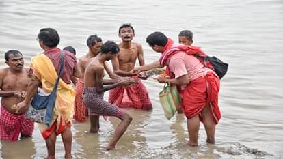 Pitru Paksha 2023: आज से हो रही है पितृपक्ष की शुरुआत, जानें तर्पण विधि और श्राद्ध पक्ष की तिथियां Pitru Paksha 2023 Start Date Tarpan Vidhi Mantra Pind Daan Puja Samagari And Shradh Niyam In Hindi
