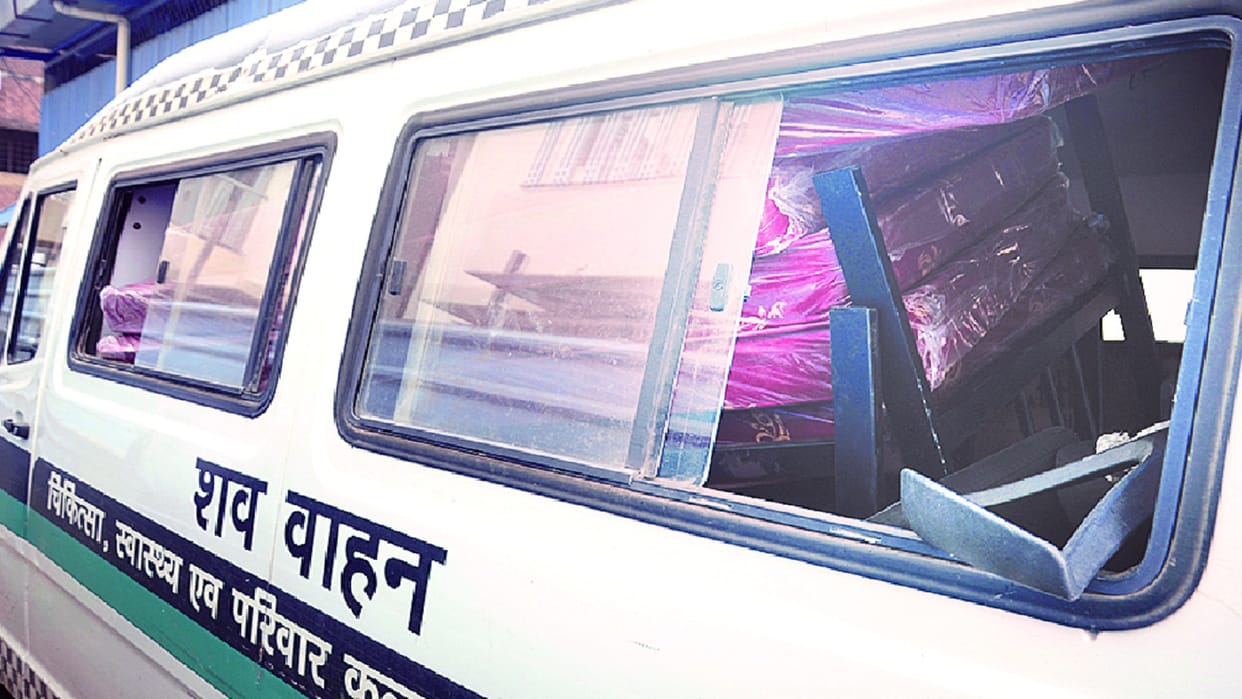 relatives of the patient who died in the hospital remained upset, carrying the goods from the