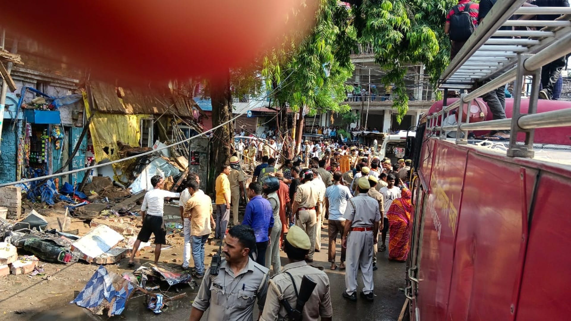 Prayagraj News More than two dozen people buried after falling barja during rain, many people are in critical