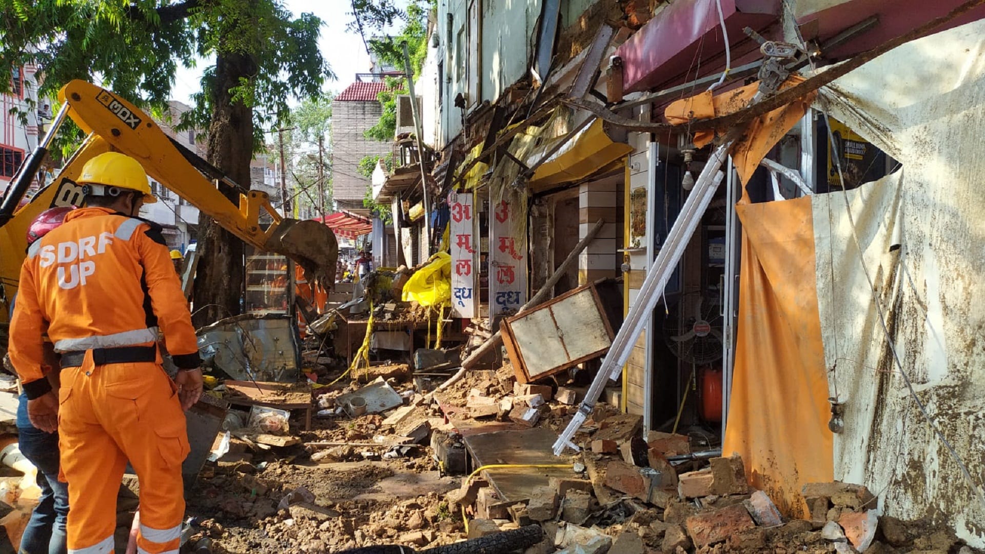Prayagraj News More than two dozen people buried after falling barja during rain, many people are in critical