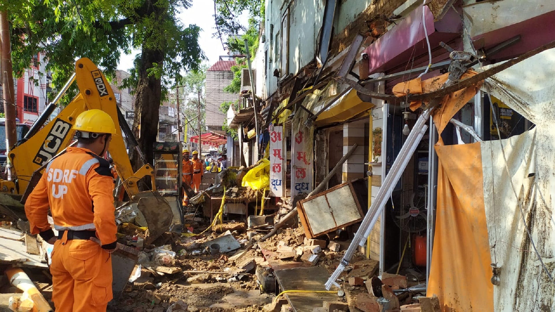 Prayagraj News More than two dozen people buried after falling barja during rain, many people are in critical