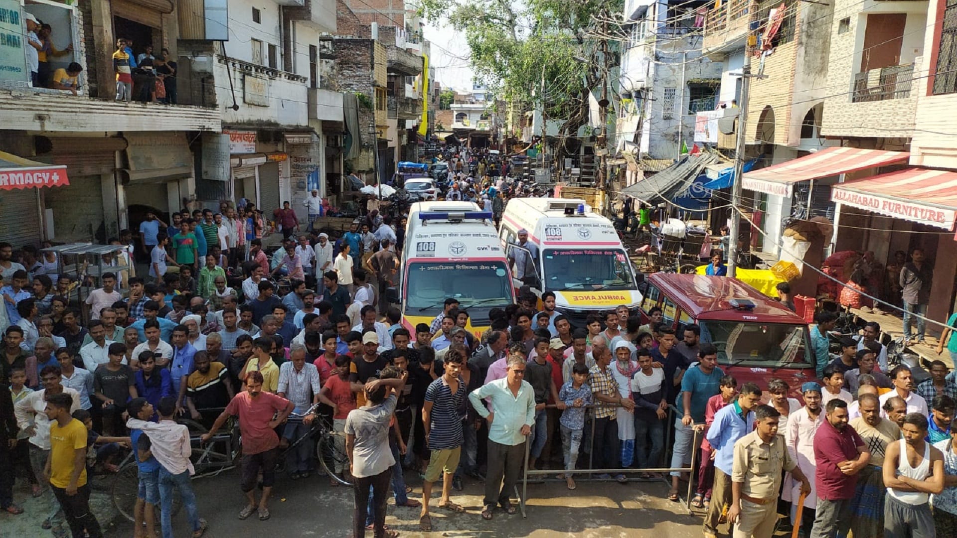Prayagraj News More than two dozen people buried after falling barja during rain, many people are in critical