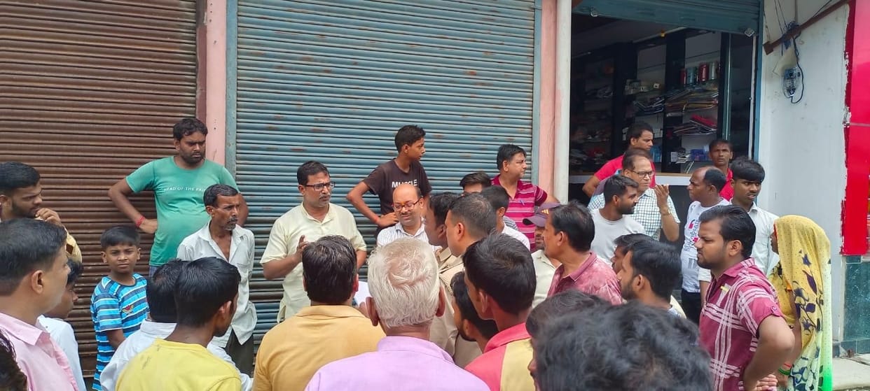Jewels worth lakhs were blown away from the jewelery shop by dodging