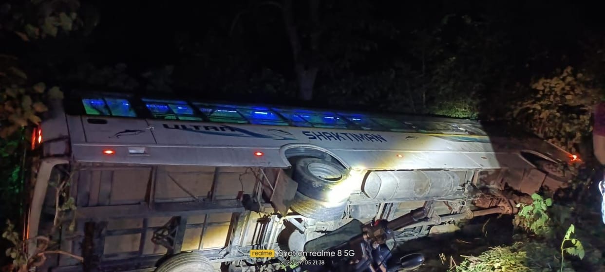 bus fell down 40 students injured