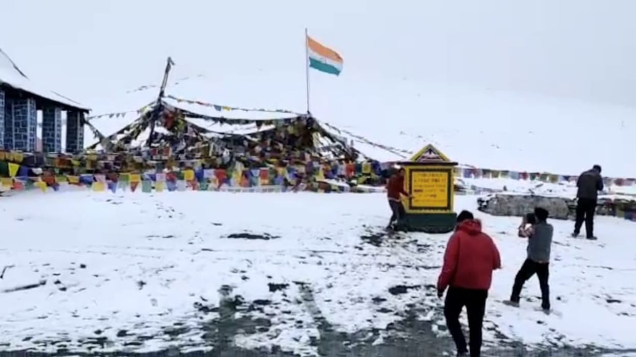 Himachal Weather update, Snowfall in Tangalangala on Manali Leh road, tourists enjoyed the snow