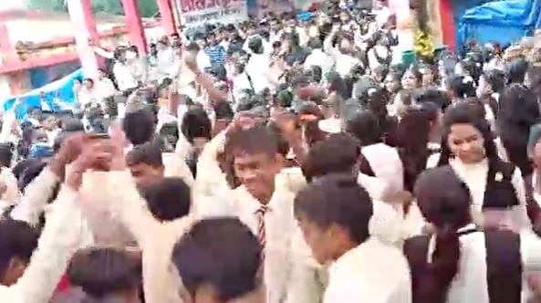 Students dance fiercely on obscene Bhojpuri song on Teacher Day in Anuppur