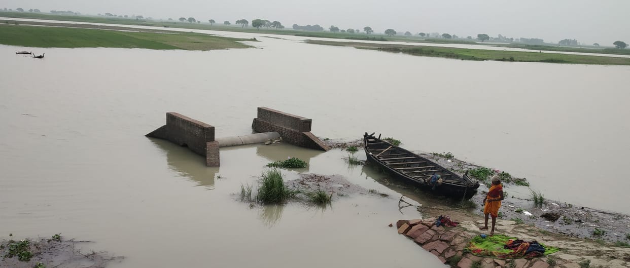 Saryu flowing above the danger mark