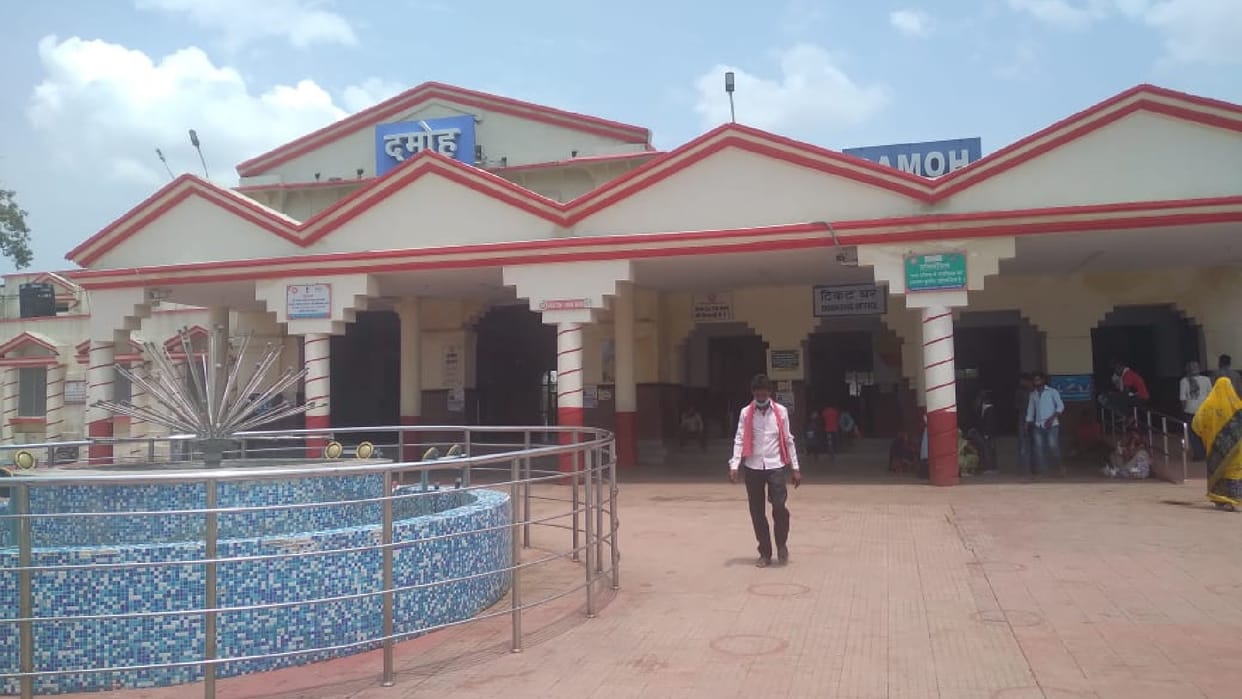 Woman gave birth to a child at Damoh railway station read more in hindi